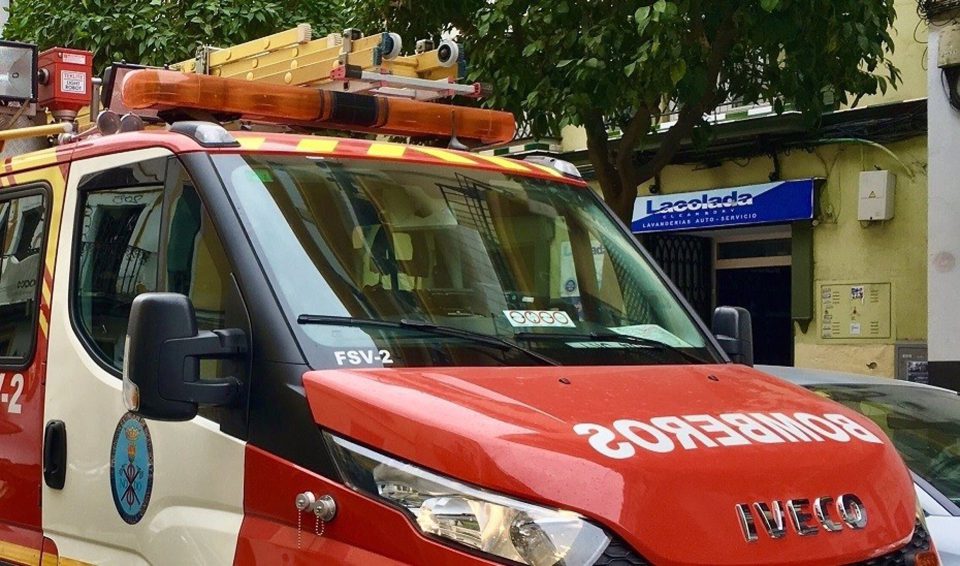 Muere el conductor de un vehículo al colisionar contra la puerta de un garaje en Almería