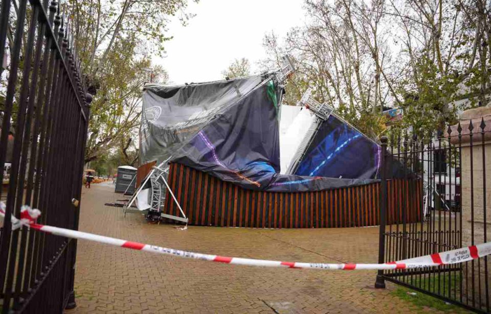 Tres heridos por el desplome de la carpa de un planetario en la Alameda