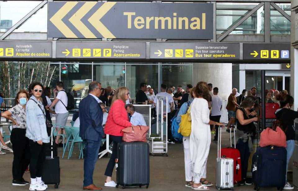 Los VTC reciben casi 100 denuncias por incumplir la normativa en el aeropuerto en lo que va de año