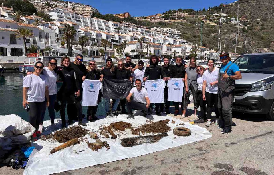 Buzos voluntarios retiran 52 kilos de basuras marinas en Granada