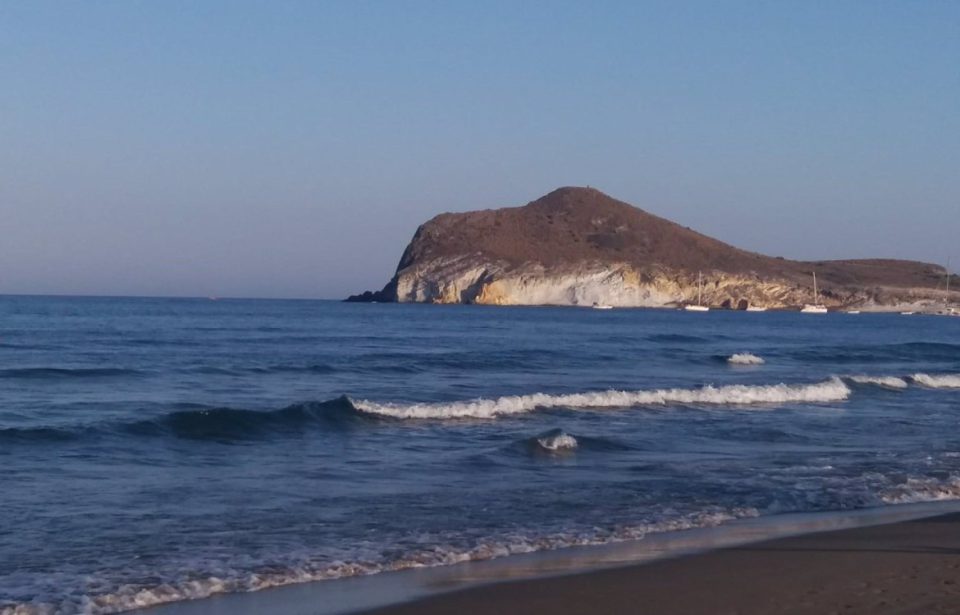 Las playas de acceso limitado de Cabo de Gata registran casi 5.000 vehículos en los primeros diez días