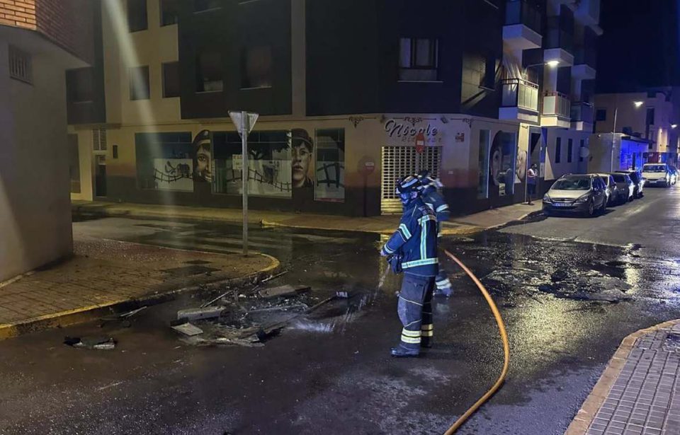 Detenido en El Ejido acusado de quemar 14 contenedores y dos coches de madrugada