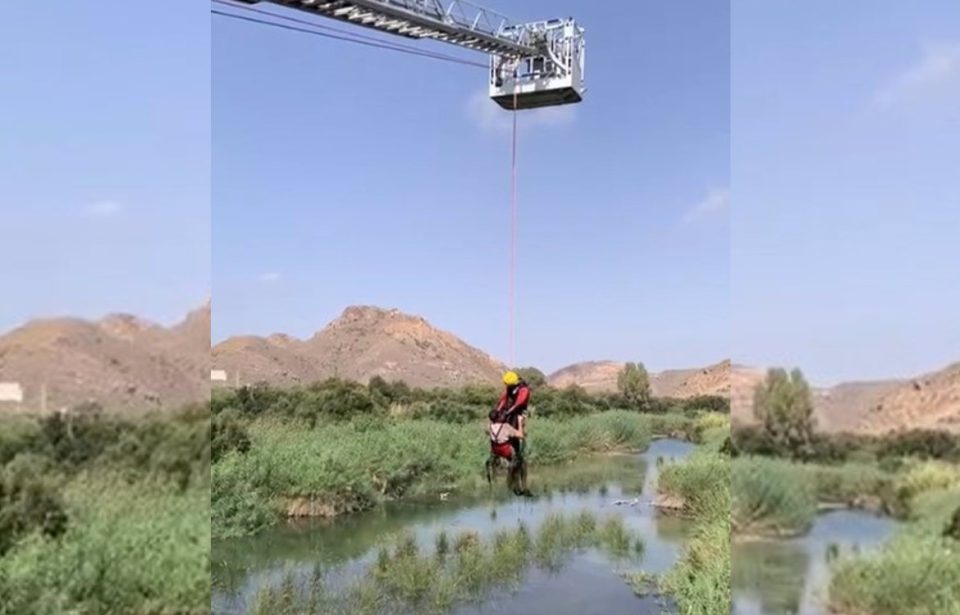 Rescatado un joven tras pasar cuatro horas atrapado en el fango dentro de un cañaveral de Mojácar