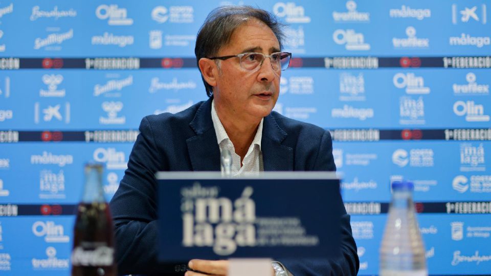 El director deportivo del Málaga, Loren Juarros, en una rueda de prensa | Foto: Málaga CF