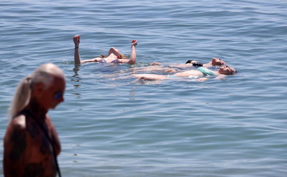 ﻿Salud levanta la prohibición temporal del baño en la playa de El Alquián (Almería)