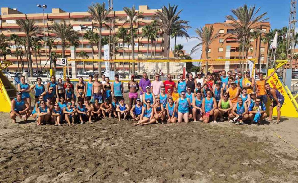 Más de 150 deportistas participan en el 'Torneo Almería Sostenible' de vóley playa 2x2 en El Palmeral