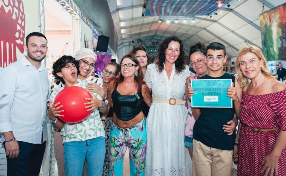 Almería reconoce el compromiso con la discapacidad de 26 asociaciones en la 'Feria para la Inclusión'