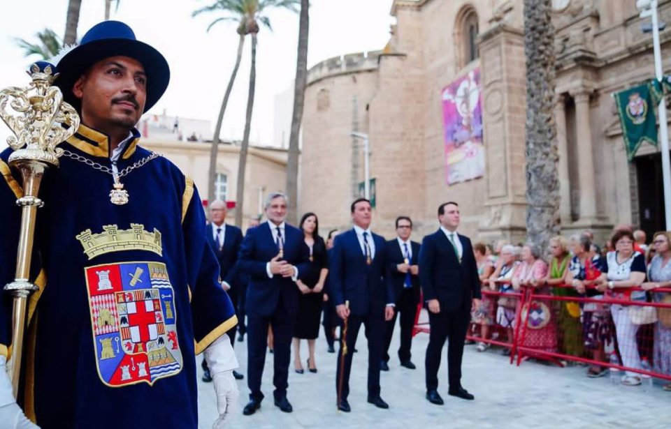 Almería arropa a la Virgen del Mar en su procesión por las calles de la ciudad