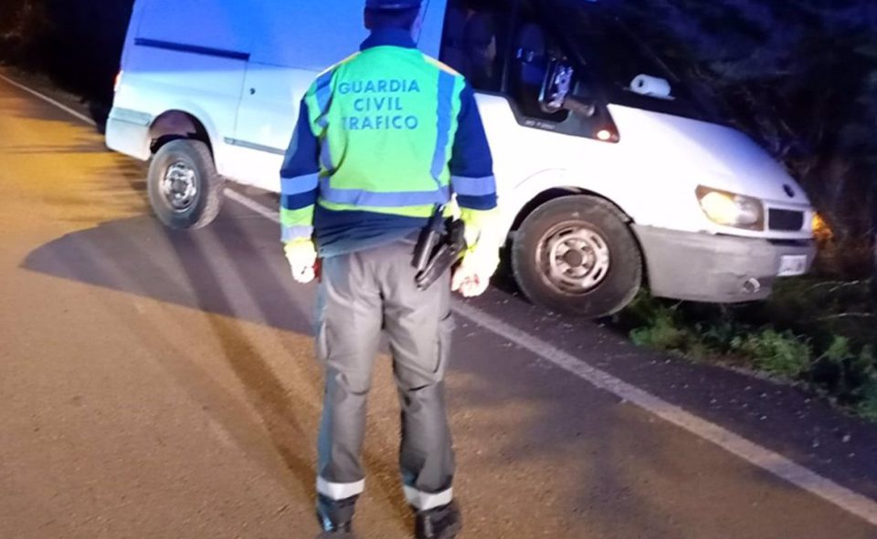 ﻿Investigan la salida de vía de un coche la madrugada de este martes al esquivar un cadáver (Almería)