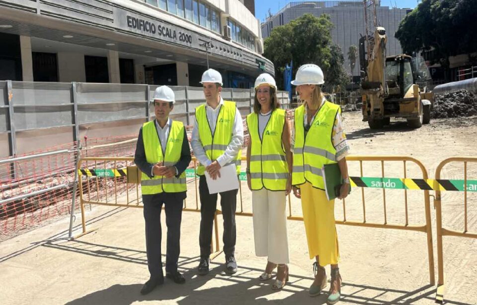 La consejera de fomento, Rocío Díaz, visita las obras del metro del entorno de calle Hilera