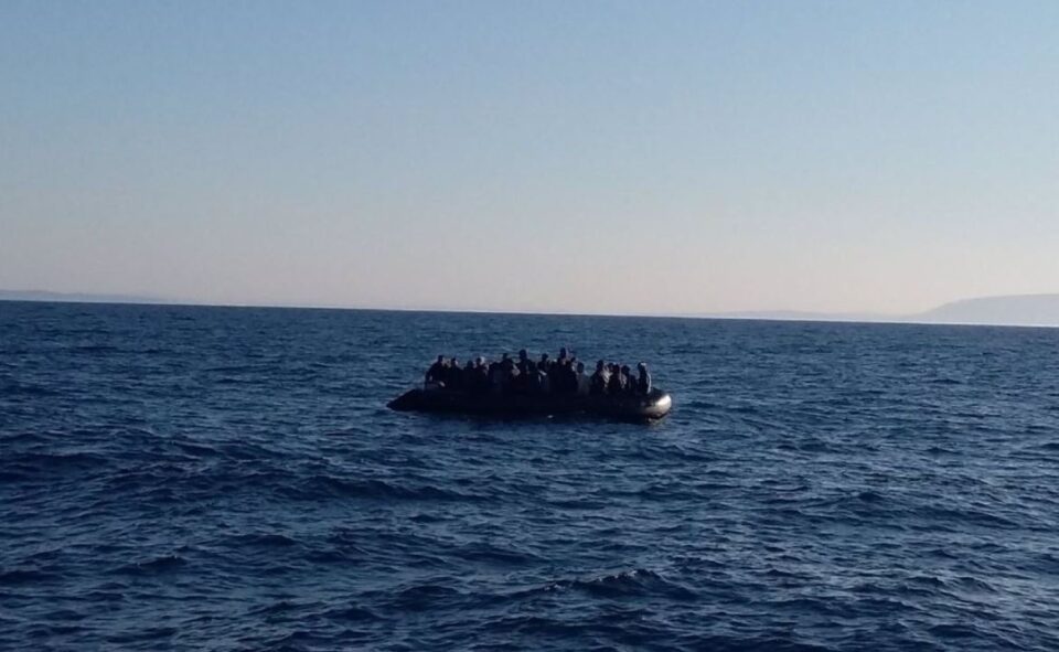 Arriba a una playa de Mojácar una patera con ocho personas