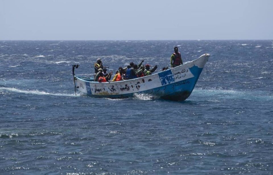 Rescatados 19 migrantes, tres menores, que viajaban en una patera a varios kilómetros de Carboneras