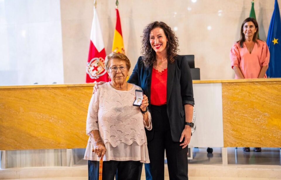 Josefa Ropero Fortes, vecina y "alcaldesa de Las Salinas", recibe a sus 91 años el Escudo de Oro de Almería