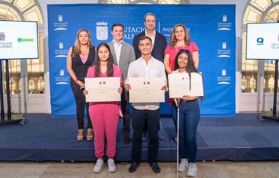 Tres jóvenes almerienses reciben en Diputación las becas Qvision para facilitarles su formación