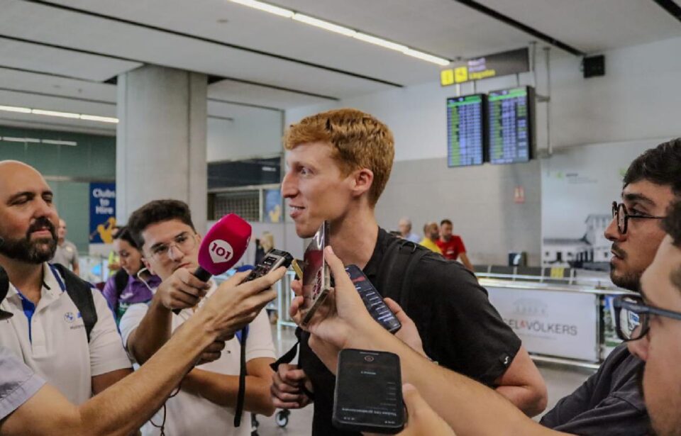 Alberto Díaz y Jonathan Barreiro alzan la voz en su llegada al aeropuerto