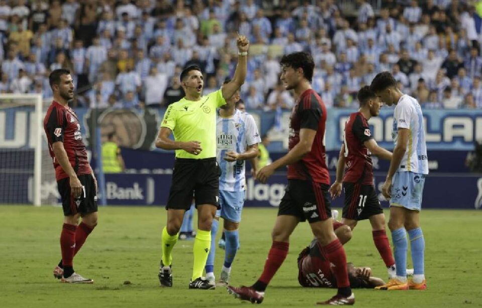 Las nuevas normas arbitrales de Segunda con las que juega el Málaga