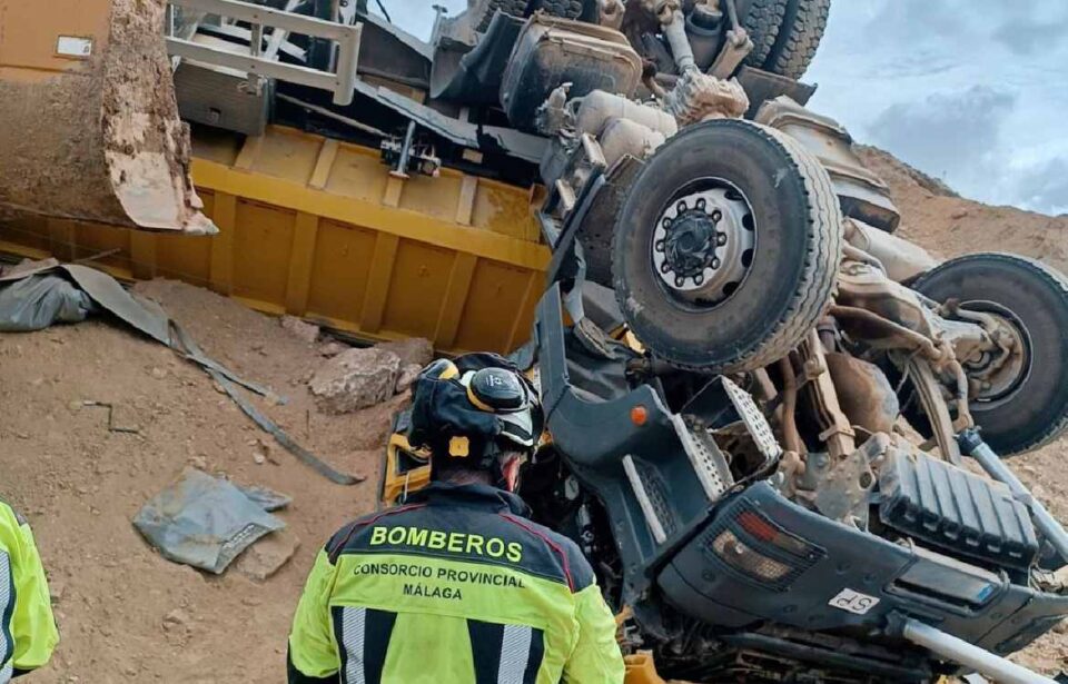 Rescatan al conductor de un camión atrapado al sufrir un vuelco en Alhaurín de la Torre