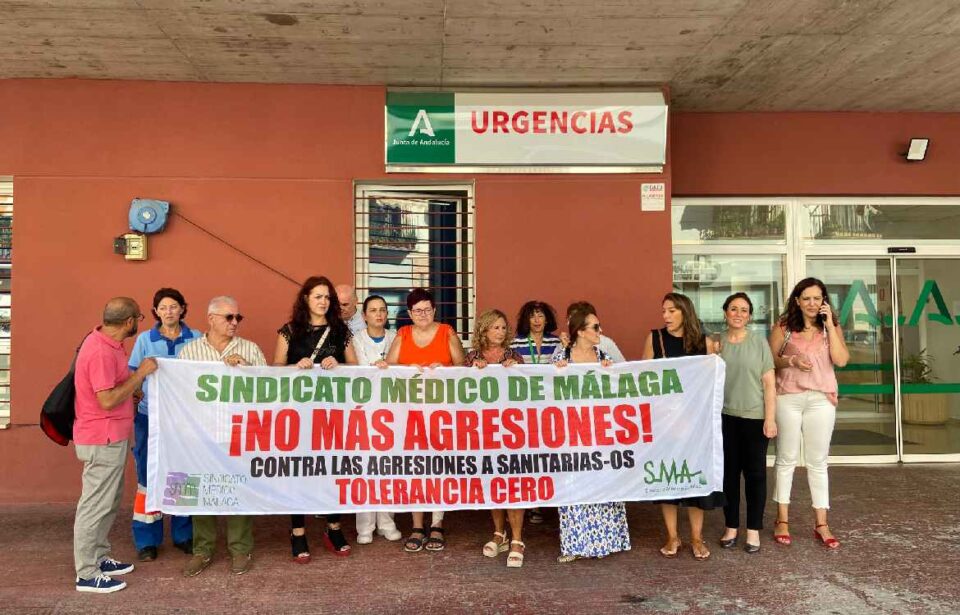 Concentración de médicos en Alhaurín de la Torre en apoyo a su compañero agredido por uno de los implicados en el tiroteo